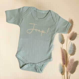 babyromper met naam geborduurd – gepersonaliseerd kraamcadeau