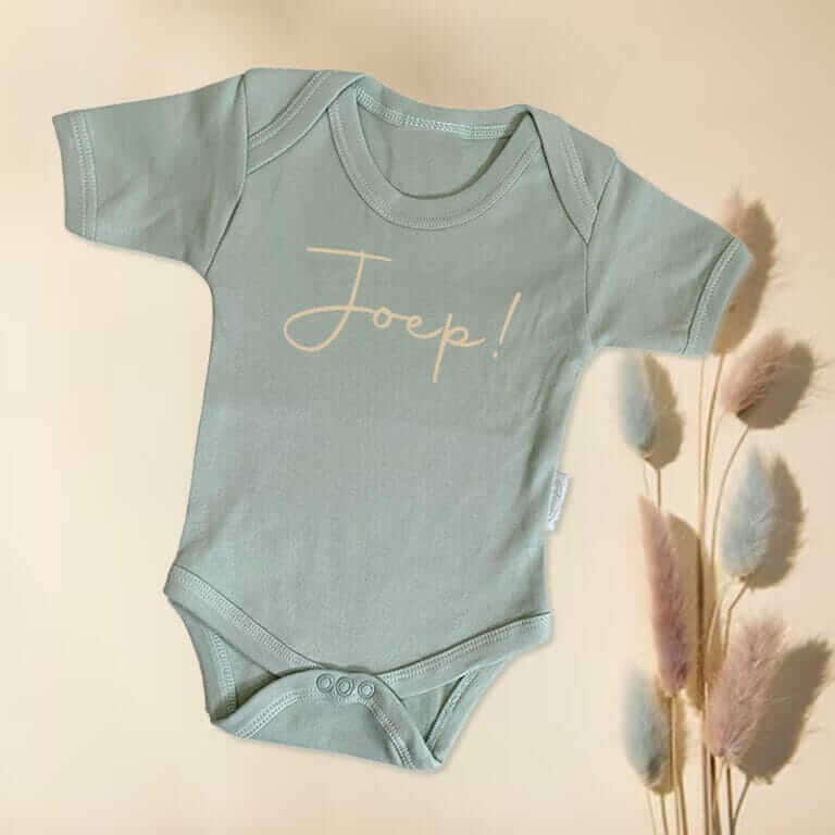 babyromper met naam geborduurd – gepersonaliseerd kraamcadeau