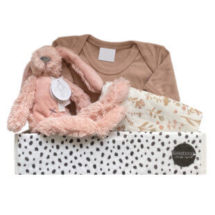 Cadeaubox Meisje Suze – kraamcadeau meisje met knuffel, romper en hydrofiele doek