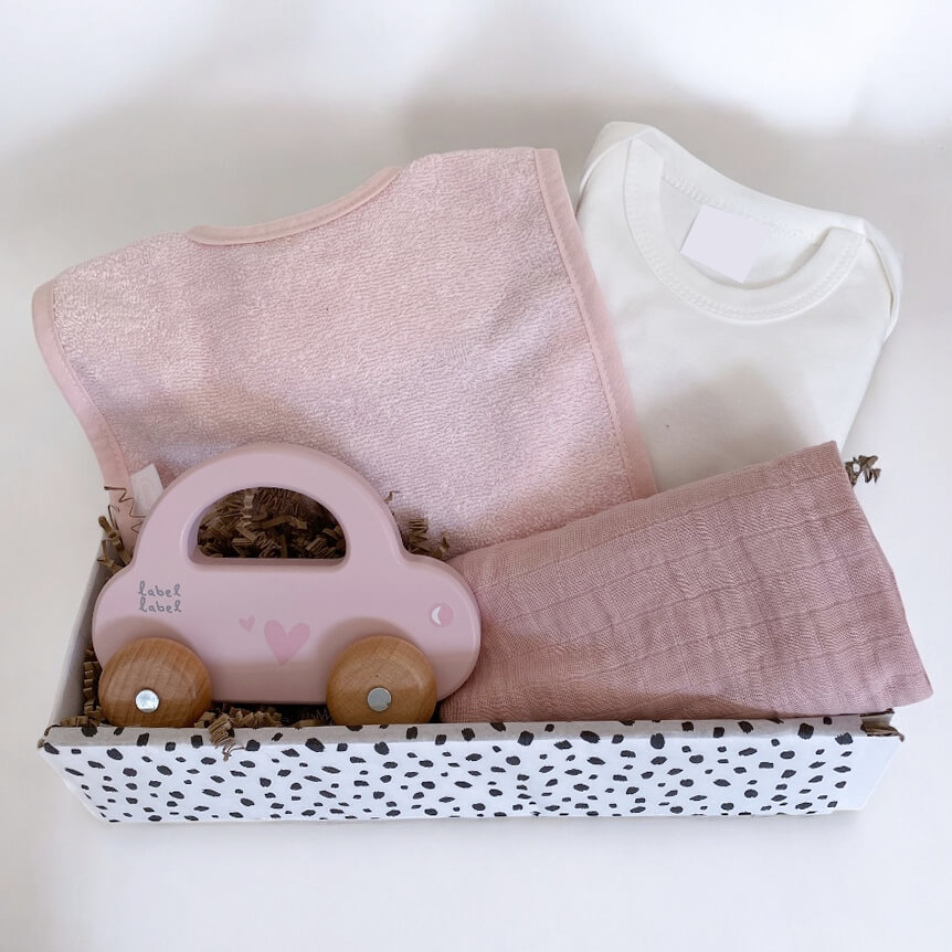 kraamcadeau meisje sophie met houten auto romper hydrofiele doek en slab