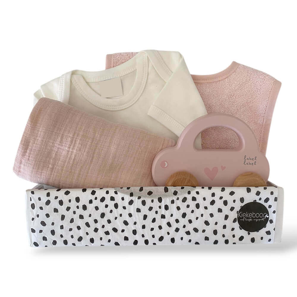 Cadeaubox Sophie met roze houten speelgoed, hydrofiele doek en slab – lief kraamcadeau voor een meisje