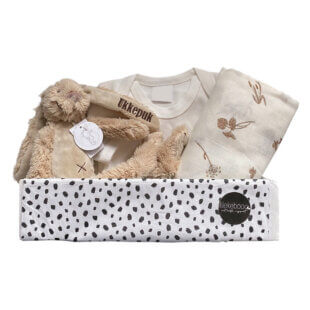 Kraamcadeau met naam Ukkepuk – luxe cadeaubox met rompertje, Rabbit richie en hydrofiele doek xl voor pasgeboren baby