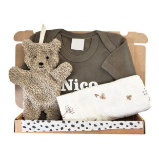 Brievenbuscadeau met naam Ukkie met romper, speendoekje beertje en hydrofiele doek