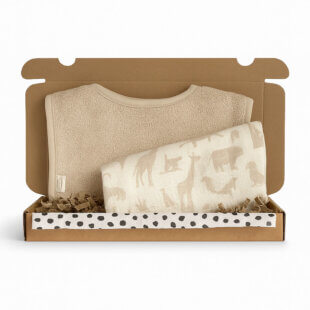 Cream Comfort kraamcadeau jongen: cadeaubox met slab en hydrofiele doek in crème tinten.