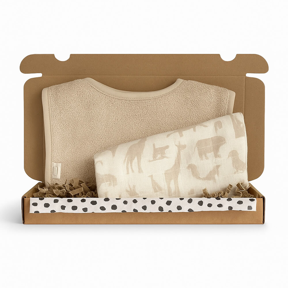 Cream Comfort kraamcadeau jongen: cadeaubox met slab en hydrofiele doek in crème tinten.