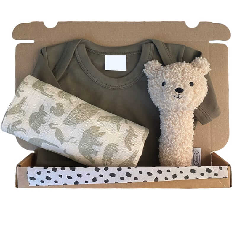 Kraamcadeau jongen Lima – complete cadeaubox met romper, teddy rammelaar en spuugdoekjes