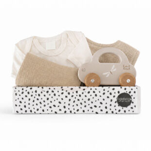 Kraamcadeau Little Driver Natural met houten auto, romper, slab en hydrofiele doek