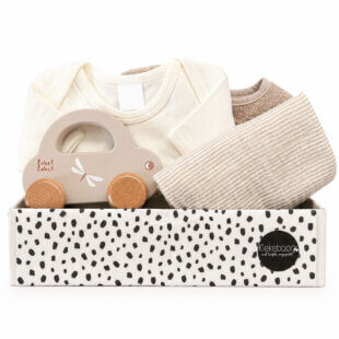 Kraamcadeau Little Driver Natural met houten auto, romper, slab en hydrofiele doek
