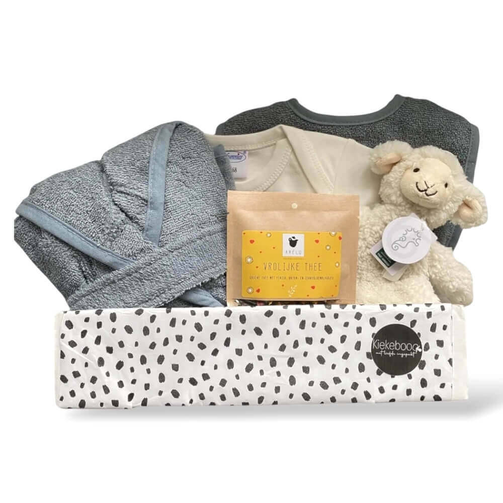 Kraamcadeau jongen Miles: cadeaubox met romper, knuffel, slab en hydrofieldoek in ecru en grijsblauwe tinten.