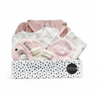 babycadeau Comfort Basics Pink met badjasje, romper, slab, doekjes, mutsje, speendoekje en sokjes in zachte tinten