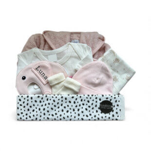 babycadeau Comfort Basics Pink met badjasje, romper, slab, doekjes, mutsje, speendoekje en sokjes in zachte tinten