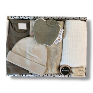 Inhoud cadeaubox: romper, doek en knuffel in zachte natuurtinten