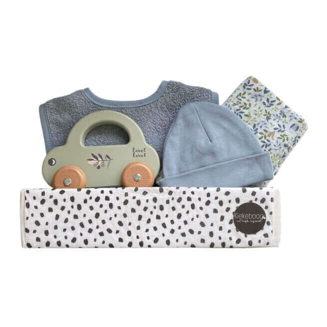 Kraamcadeau jongen houten auto met slab, mutsje en hydrofiele doek in cadeaubox