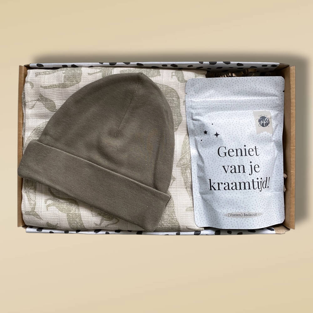 Cadeau Geniet van je Kraamtijd Olijf. Dit leuke cadeautje bevat ontspannend voetenbadzout voor de aanstaande mama, een babymutsje, en Hydrofiele doek