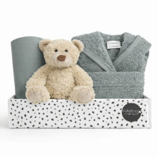 babycadeau blauwe wolk cadeaubox jongen met badjasje knuffel en swaddle