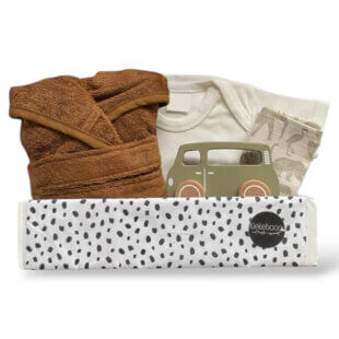 Kraamcadeau Speel Droom Ontdek met badjasje clay, ecru romper, houten busje Little Dutch en hydrofieldoek Jollein Olive