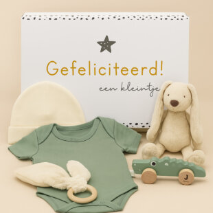 Stoer kraamcadeau jongen Julius met romper, mutsje en knuffel – stijlvol en praktisch babycadeau