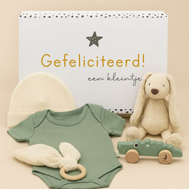 Stoer kraamcadeau jongen Julius met romper, mutsje en knuffel – stijlvol en praktisch babycadeau