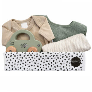 babycadeau voor jongen met naam en houten auto in luxe cadeaubox