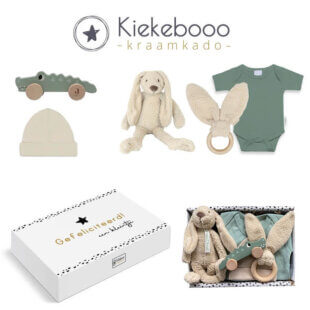 Kraamcadeau Jongen Julius sfeervol gepresenteerd – complete cadeaubox met romper, knuffel en houten speelgoed