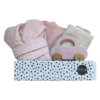 babycadeau meisje Elodie met badjasje, gepersonaliseerde slab Elodie, Jollein hydrofiele doek en roze FSC-houten auto in luxe cadeauverpakking.