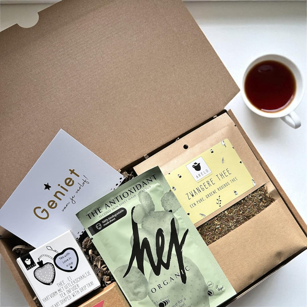 Zwangerschapsverlof cadeau Tijd voor Jou – unboxing sfeerfoto met thee en chocolade