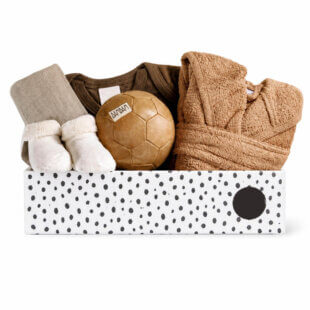 Cadeaubox jongen voetbal met naam en zachte babyitems