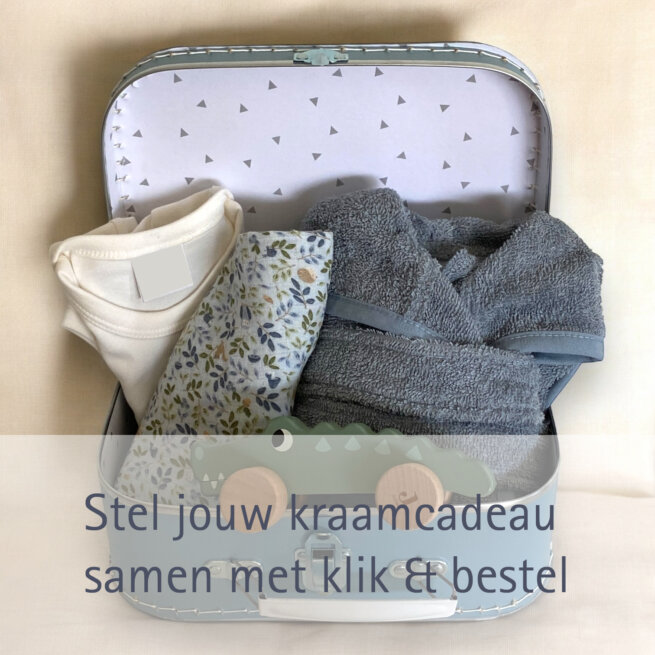 Zelf samengesteld kraamcadeau koffertje met knuffel, hydrofiele doek en slab