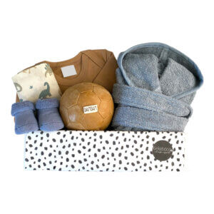 Cadeaubox voetbal blauw – gepersonaliseerde set met romper, slab en knuffeldoekje met voetbalthema in blauwe tinten
