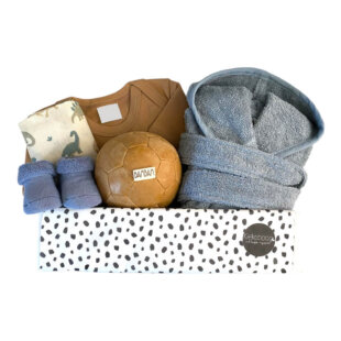 Cadeaubox voetbal blauw – gepersonaliseerde set met romper, slab en knuffeldoekje met voetbalthema in blauwe tinten