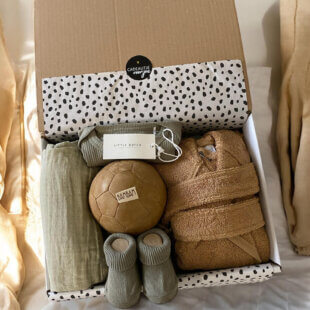 Kraamcadeau jongen voetbal – cadeaubox met sportthema