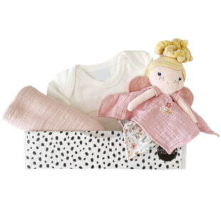 Kraamcadeau meisje – cadeaubox met romper en knuffeldoekje
