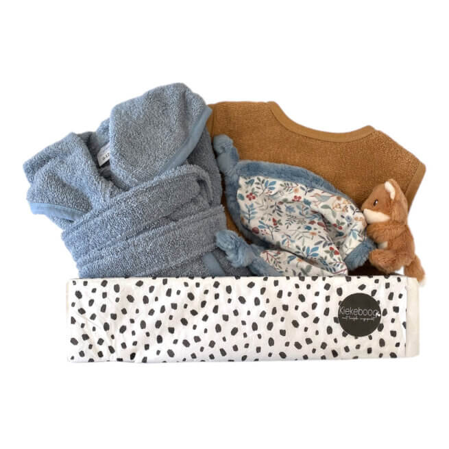 Kraamcadeau jongen Forest Friends met badjas, slab en knuffeldoekje met vosprint – alles personaliseerbaar met naam