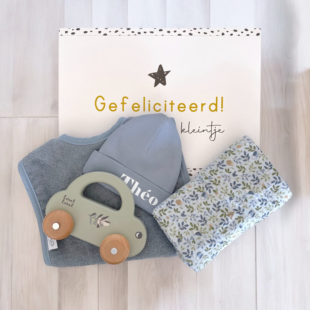 Stijlvol verpakt kraamcadeau jongen houten auto met accessoires