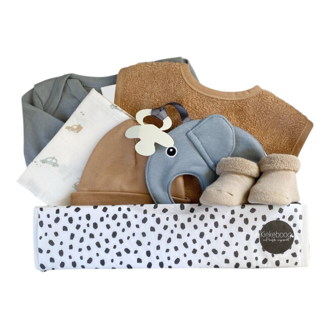 Kraamcadeau Jongen Medium – compleet pakket met romper, slab, speendoekje, sokjes, spuugdoekjes en mutsje – perfect cadeau voor pasgeboren jongen.