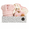 babycadeau meisje in blush tinten met knuffeldoekje, hydrofiele doek, badjas, romper, slab en roze houten auto – stijlvol en compleet verpakt
