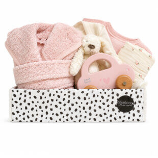 babycadeau meisje in blush tinten met knuffeldoekje, hydrofiele doek, badjas, romper, slab en roze houten auto – stijlvol en compleet verpakt