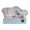 Kraamcadeau pakket meisje in blush tinten met knuffeldoekje, hydrofiele doek, badjas, romper, slab en roze houten auto – stijlvol en compleet verpakt
