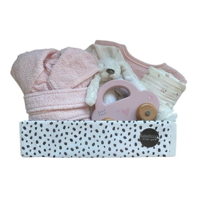 Kraamcadeau pakket meisje in blush tinten met knuffeldoekje, hydrofiele doek, badjas, romper, slab en roze houten auto – stijlvol en compleet verpakt