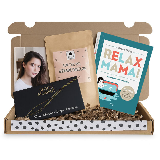 Brievenbus cadeau zwangerschapsverlof met Spoon Moment theelepels, duurzame chocolade en Relax Mama Handboek, stijlvol verpakt als verwenpakket.