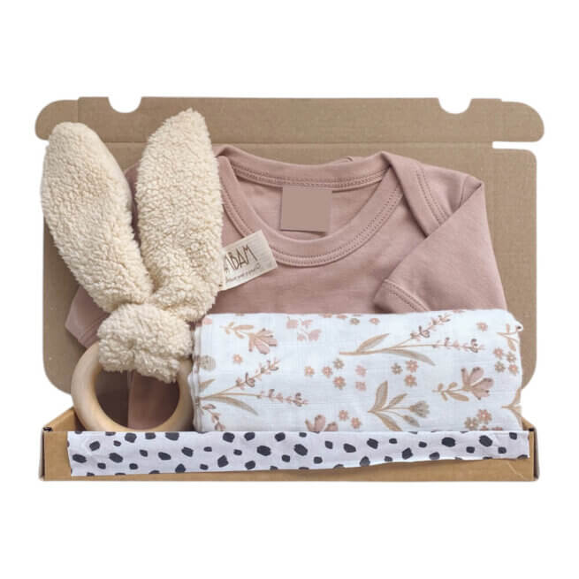 Brievenbus kraamcadeau baby girl - Gepersonaliseerd cadeau met romper, bijtring en hydrofiele doek in een mooie verpakking