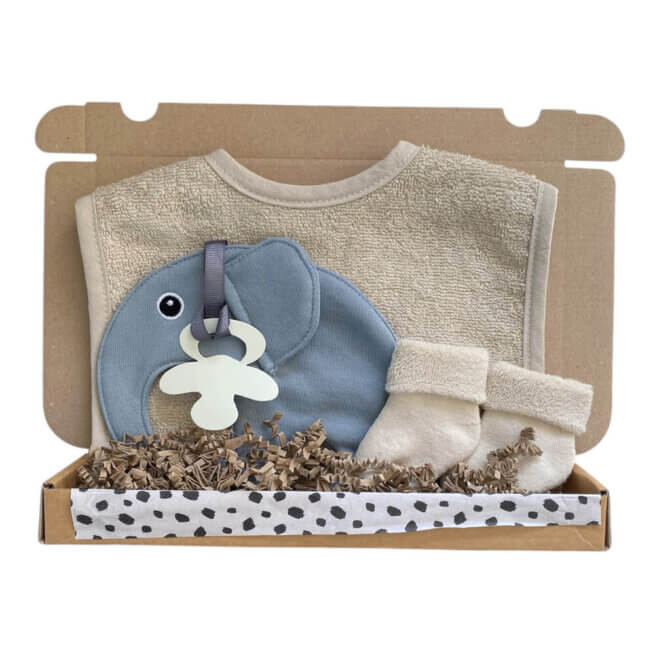 brievenbuscadeau jongen met sandstone grey slab, speendoekje Ollie en zachte babysokjes – praktisch kraamcadeau met brievenbusverzending