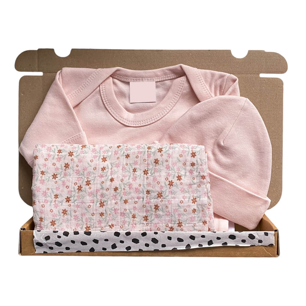 Brievenbuskraamcadeau meisje Lynn met romper, mutsje en duurzame hydrofiele doek – zacht en persoonlijk babycadeau