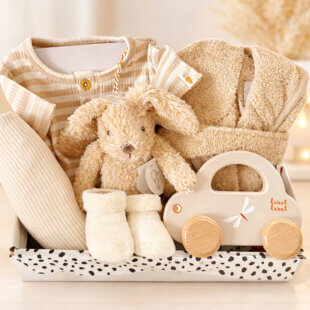 Kraamcadeau box met knuffel, baby badjasje, babysokjes en houten speelgoed in neutrale kleuren