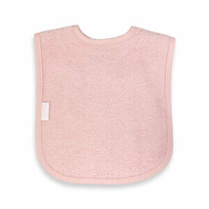 Roze slab met naam geborduurd, onderdeel van het gepersonaliseerde kraamcadeau meisje.