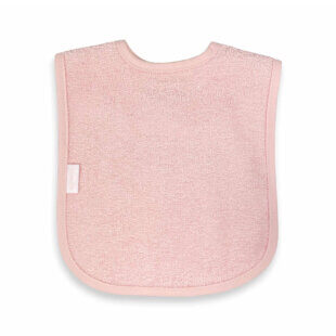 Roze slab met naam geborduurd, onderdeel van het gepersonaliseerde kraamcadeau meisje.