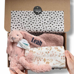 Babycadeau Lovely Lotus met zachte babyitems in stijlvolle verpakking