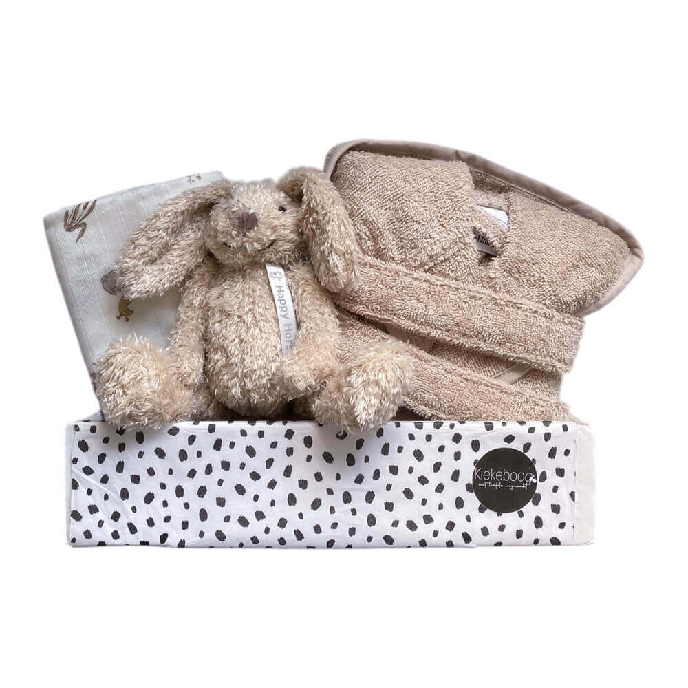 Kraamcadeau met naam Puur – badjasje, knuffel, hydrofiele doek en slab in cadeauverpakking