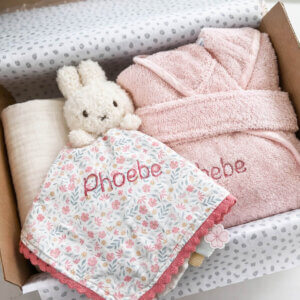 Cadeaubox Meisje Phoebe met roze badjasje, Nijntje Blossom knuffeldoekje en doek