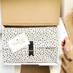 Geopende kraamcadeaubox van Kiekebooo met luxe cadeauverpakking, kaartje met “Hoera! een baby” en gestipt zijdepapier – klaar om te geven